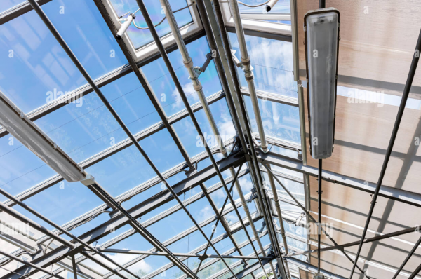 Atap transparan dengan tampilan futuristik